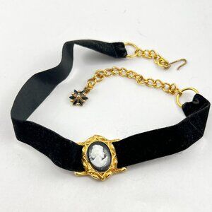 Vtg Black & White Cameo Slider on Black Velvet Choker Necklace Victorian Goth